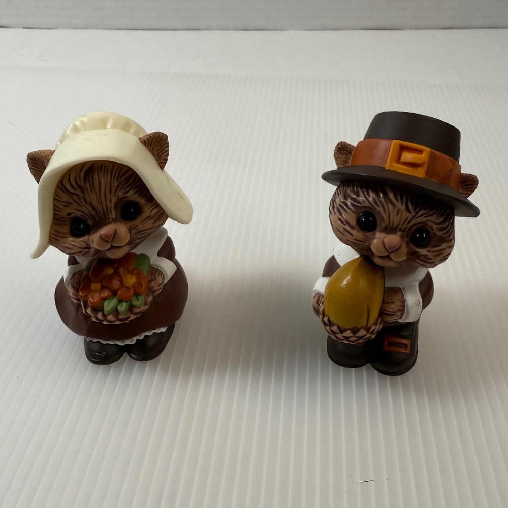 HALLMARK Thanksgiving Pilgrim Squirrel/Chipmunk Salt & Pepper Shakers‎ (Vintage)